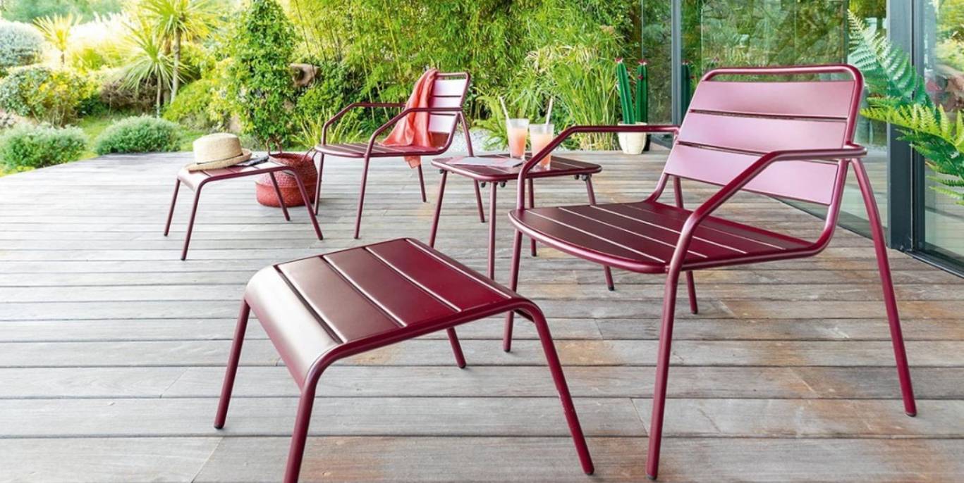 Salon de jardin acier rouge table d'appoint chaise et repose jambe pouffe